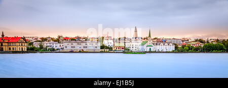 Langzeitbelichtung Bild Reykjavik Skyline von Tjörnin-Sees in der Mitte der Stadt aus gesehen Stockfoto