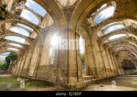 Malerische Aussicht auf den zerstörten Kreuzgang eines verlassenen Klosters. HDR-Bild mit Strahl von Licht und Objektiv flare-Effekt. Stockfoto