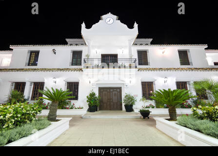 Ratsgebäude in der Nacht in der touristischen Ortschaft Mijas, Malaga, Spanien. Stockfoto