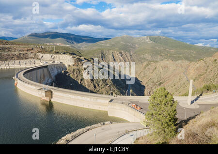 Reizvolle Aussicht auf einen Damm in den Atazar-Sumpf, in Madrid, Spanien. Stockfoto