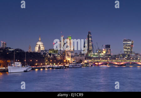 LONDON CITY FINANCE SKYLINE ABENDDÄMMERUNG THEMSE City of London City of London Stadtlandschaft Lichter & Fluss Themse von Waterloo Bridge Himmel Sonnenuntergang Dämmerung London UK 2014 Stockfoto