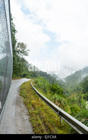 Mit einem van unterwegs im Wald und Berg inmitten Morgennebel von Thailand Reisen Stockfoto