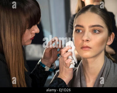 Ein Modell hat ihr Make-up während Ukrainian Fashion Week backstage gemacht Stockfoto