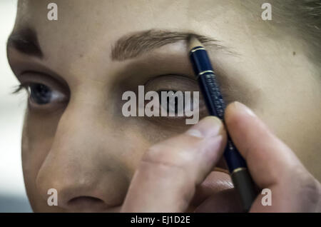 19. März 2015 - ein Modell hat ihr Make-up geschehen hinter den Kulissen während der ukrainischen Fashionweek © Igor Golovniov/ZUMA Draht/Alamy Live News Stockfoto