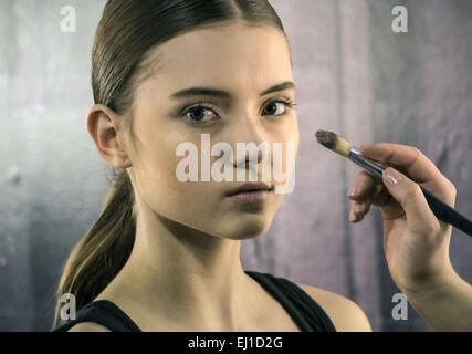 19. März 2015 - ein Modell hat ihr Make-up geschehen hinter den Kulissen während der ukrainischen Fashionweek © Igor Golovniov/ZUMA Draht/Alamy Live News Stockfoto