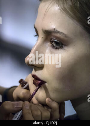 19. März 2015 - ein Modell hat ihr Make-up geschehen hinter den Kulissen während der ukrainischen Fashionweek © Igor Golovniov/ZUMA Draht/Alamy Live News Stockfoto