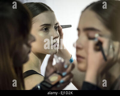 19. März 2015 - ein Modell hat ihr Make-up geschehen hinter den Kulissen während der ukrainischen Fashionweek © Igor Golovniov/ZUMA Draht/Alamy Live News Stockfoto