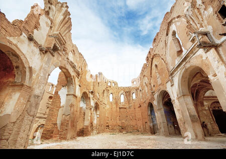 Ruinen einer alten Kirche zerstört während des spanischen Bürgerkrieges in Belchite, Saragossa, Spanien. Stockfoto