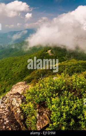 Nebel und niedrige Wolken über den Blue Ridge Mountains, von kleinen steinigen Mann Klippen im Shenandoah-Nationalpark, Virginia gesehen. Stockfoto