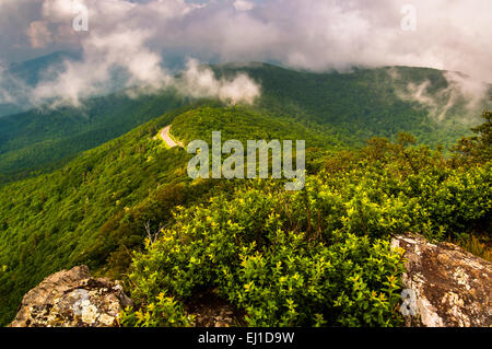 Nebel und niedrige Wolken über den Blue Ridge Mountains, von kleinen steinigen Mann Klippen im Shenandoah-Nationalpark, Virginia gesehen. Stockfoto