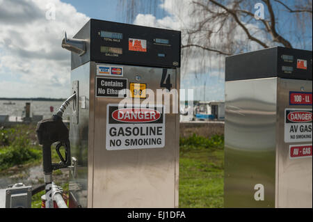 Benzin-Depot am Dockside für AV mit No Ethanol am See Dora in Tavares, Florida Stockfoto