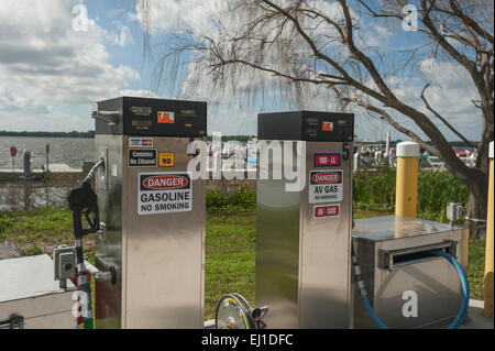 Benzin-Depot am Dockside für AV mit No Ethanol am See Dora in Tavares, Florida Stockfoto