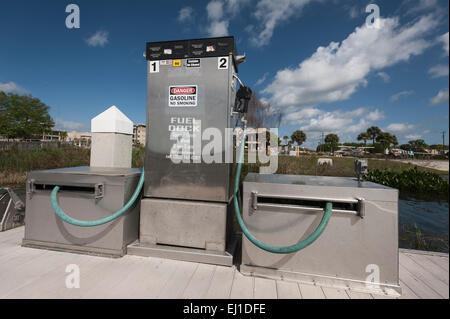 Benzin-Depot am Dockside für AV mit No Ethanol am See Dora in Tavares, Florida Stockfoto