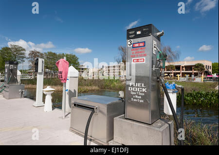 Benzin-Depot am Dockside für AV mit No Ethanol am See Dora in Tavares, Florida Stockfoto