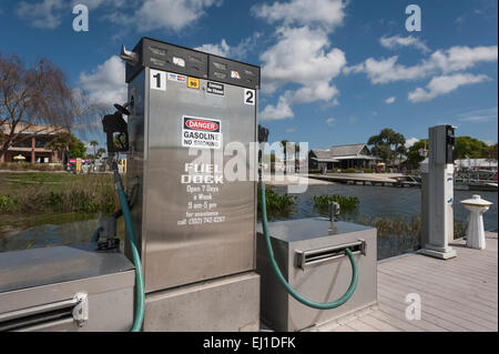 Benzin-Depot am Dockside für AV mit No Ethanol am See Dora in Tavares, Florida Stockfoto