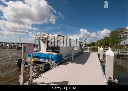 Ein Hausboot vertäut am Kai auf See Dora in Tavares, Florida USA Stockfoto