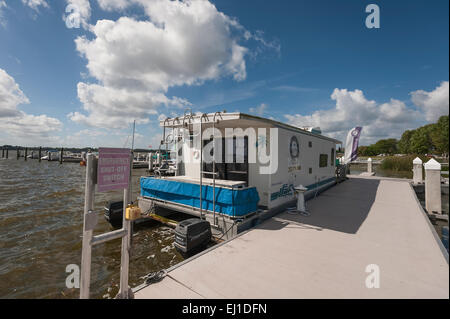 Ein Hausboot vertäut am Kai auf See Dora in Tavares, Florida USA Stockfoto