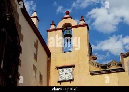 Glockenturm einer Kirche im Kolonialstil in Queretaro, Bundesstaat Queretaro, Mexiko Stockfoto