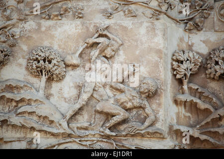 Kain tötet Abel. Frühe Renaissance-Relief des italienischen Bildhauers Lorenzo Maitani auf Orvieto Kathedrale, Italien. Stockfoto