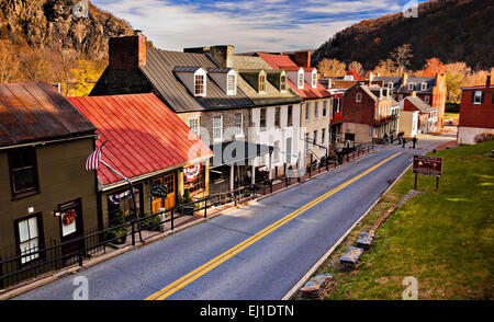 Historische Gebäude und Geschäfte auf der High Street in Harpers Ferry, West Virginia. Stockfoto