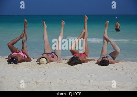 Vier junge Damen, genießen Sie die Sonne am schönen Strand Pilar, Cayo Guillermo, Kuba Stockfoto