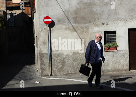 Kein Eintrag für Fahrzeuge. Älterer Mann mit einer Aktentasche geht durch das Verkehrszeichen in Orvieto, Umbrien, Italien. Stockfoto