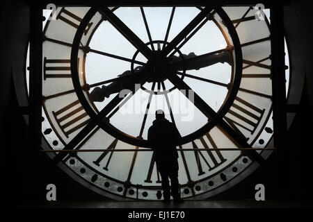 Besucher sieht, Gedanken, die das Glas Uhr im Musée d ' Orsay in Paris, Frankreich. Stockfoto