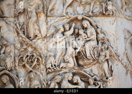 Anbetung der Könige. Frühe Renaissance-Relief des italienischen Bildhauers Lorenzo Maitani auf Orvieto Kathedrale, Italien. Stockfoto