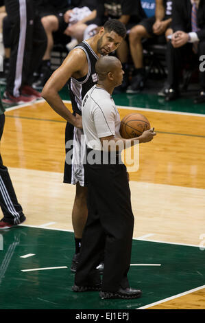 Milwaukee, WI, USA. 18. März 2015. San Antonio Spurs weiter Tim Duncan #21 Gespräche mit einem Beamten während der NBA-Spiel zwischen den San Antonio Spurs und den Milwaukee Bucks im BMO Harris Bradley Center in Milwaukee, Wisconsin. Spurs besiegten die Bucks 114-103. John Fisher/CSM/Alamy Live-Nachrichten Stockfoto