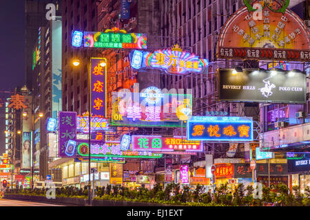 Neon-Plakate an der Nathan Road. Die Straße ist eine Hauptverkehrsstraße durch Kowloon und ist gesäumt von Geschäften und Restaurants. Stockfoto