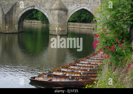 Elvet Brücke über den Verschleiß in der Stadt Durham in Nordengland, mit Ruderbooten am Ufer des Flusses. Stockfoto