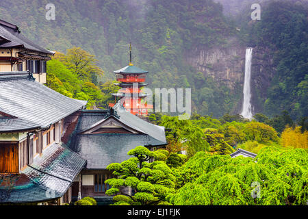 Nachi, Japan Hang Tempel Seiganto-Ji-Pagode und Nachi-Wasserfall. Stockfoto