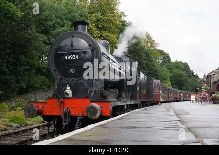 Der Dampf Lok 43924 zieht in Oxenhope Station auf der Keighley & Wert Valley Railway, Yorkshire Stockfoto