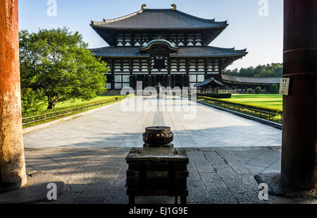 Morgenansicht der großen Buddha Halle oder Daibutsuden am Todaiji Tempel in Nara, Japan. Juli 2014. Stockfoto