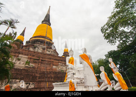 AYUTTHAYA, THAILAND-Juni 27, 2013: Wat Yai Chai Mong Kol herumlaufen Stockfoto