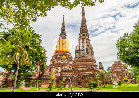 AYUTTHAYA, THAILAND-Juni 27, 2013: Wat Yai Chai Mong Kol herumlaufen Stockfoto