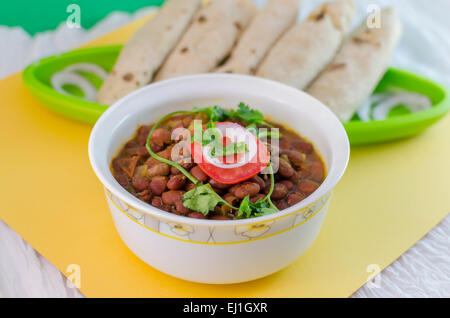 Rajma ist eine beliebte indische vegetarische Nahrung bestehend aus rote Kidney-Bohnen in dicken Soße. Stockfoto