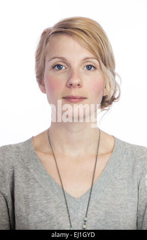 Mugshort einer schönen Frau mit keine Gesichts Ausdruck Isolated on White Stockfoto