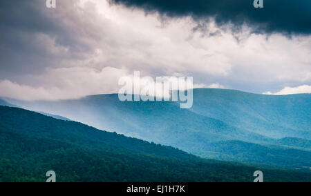 Frühling Sturmwolken über den Blue Ridge Mountains, gesehen vom Skyline Drive im Shenandoah-Nationalpark, Virginia. Stockfoto