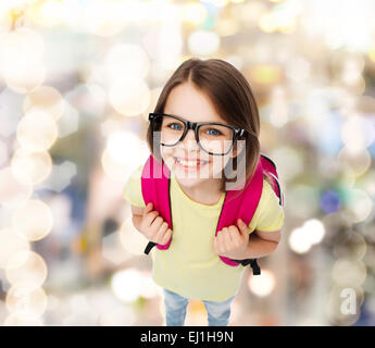 glücklich lächelnde Teenager-Mädchen in Brillen mit Tasche