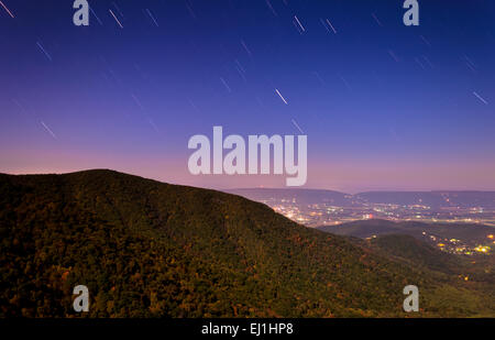 Startrails über das Shenandoah-Tal in der Nacht von Crescent Rock im Shenandoah-Nationalpark, Virginia Stockfoto