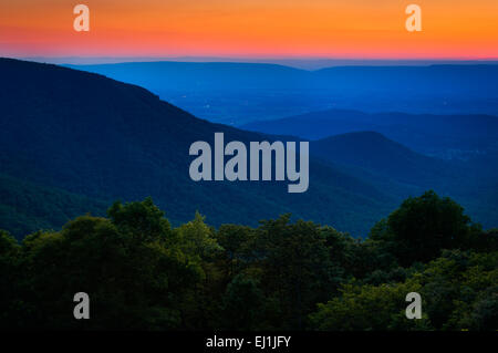 Sonnenuntergang über der Appalachen und Shenandoah-Tal von Crescent Rock Aussichtspunkt auf die Skyline Drive im Shenandoah National Stockfoto