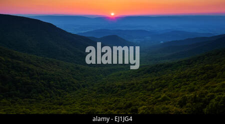 Sonnenuntergang über der Appalachen und Shenandoah-Tal von Crescent Rock, Shenandoah-Nationalpark, Virginia Stockfoto