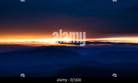 Sonnenuntergang über den Blue Ridge Mountains von Skyline Drive im Shenandoah-Nationalpark, Virginia Stockfoto