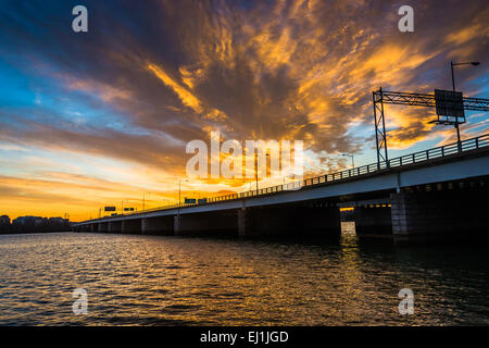 Sonnenuntergang über dem Potomac River und George Mason Memorial Bridge in Washington, DC. Stockfoto