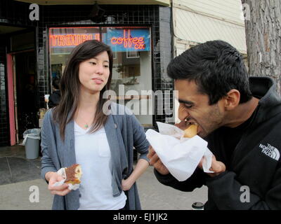 San Francisco, USA. 12. März 2015. Jamie Leung (l) und Vivek Musinipally statt Bits von Scheiben Toastbrot vor der Mühe-Cafe in San Francisco, USA, 12. März 2015. Toast Brot Spezialitäten sind eine Delikatesse des Culinariy an der Ost- und Westküste der Vereinigten Staaten geworden. Foto: Barbara Munker/Dpa/Alamy Live News Stockfoto