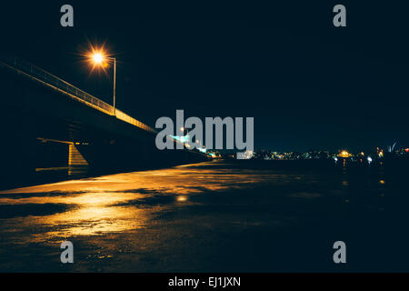 Die George Mason Memorial Bridge bei Nacht über den gefrorenen Potomac River in Washington, DC. Stockfoto