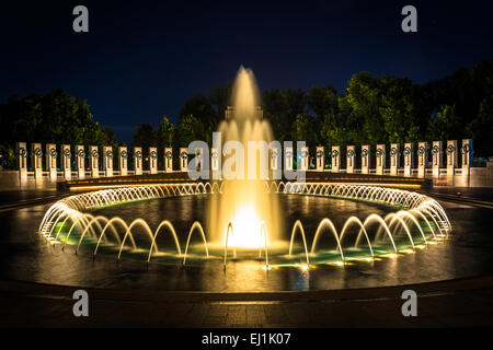 Die nationalen Weltkrieg Memorial Brunnen in der Nacht auf der National Mall in Washington, DC. Stockfoto