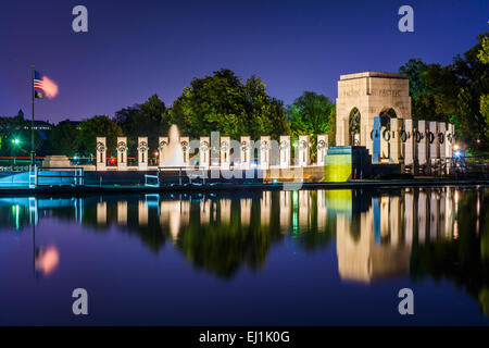 Die National World War II Memorial in der Nacht auf der National Mall in Washington, DC. Stockfoto