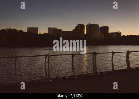 Die Rosslyn-Skyline bei Sonnenuntergang, gesehen von der Uferpromenade von Georgetown in Washington, DC. Stockfoto